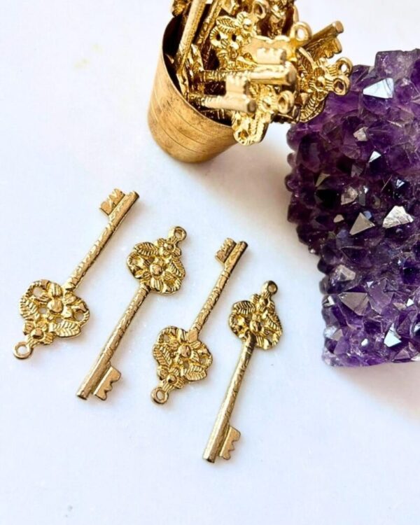 Floral Brass Key Pendant – 1 Piece