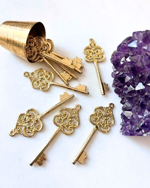 Ethnic Brass Key Pendant – 1 Piece
