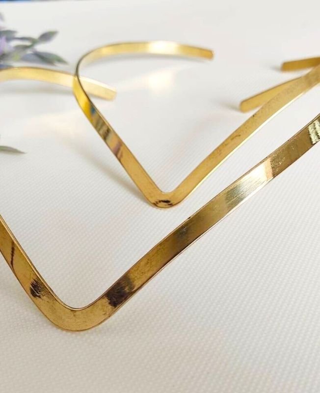 Sculpted V Collar Brass Choker - Image 4