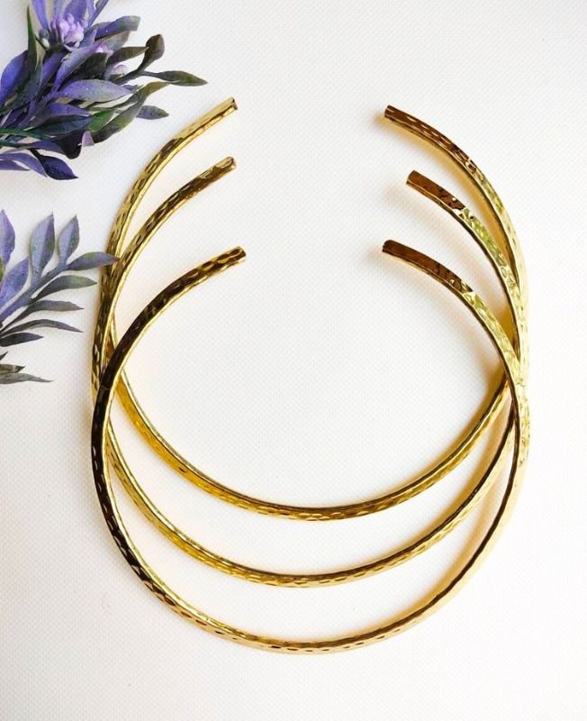 Sleek Curve Finish Brass Choker