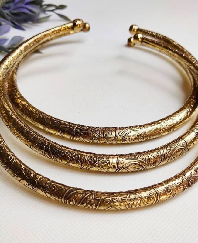 Geometric Finish Brass Choker - Image 5