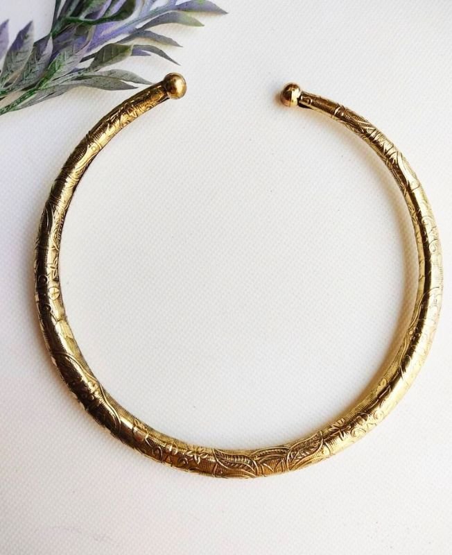 Geometric Finish Brass Choker - Image 3