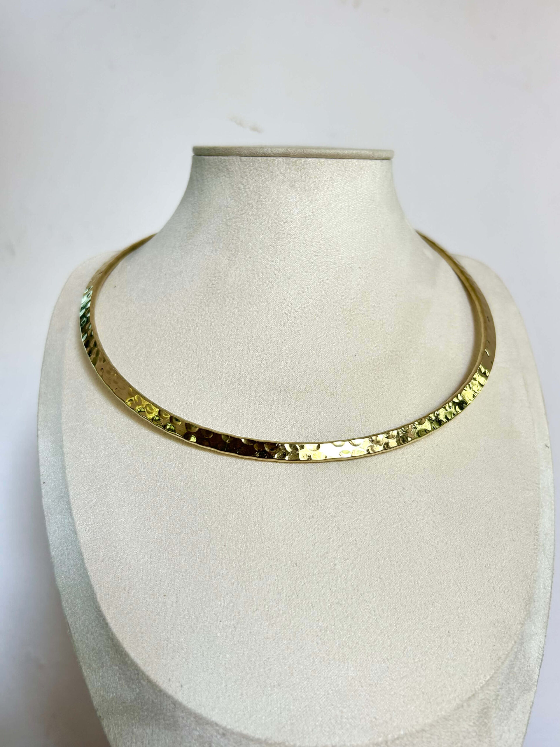 Sleek Curve Finish Brass Choker - Image 4
