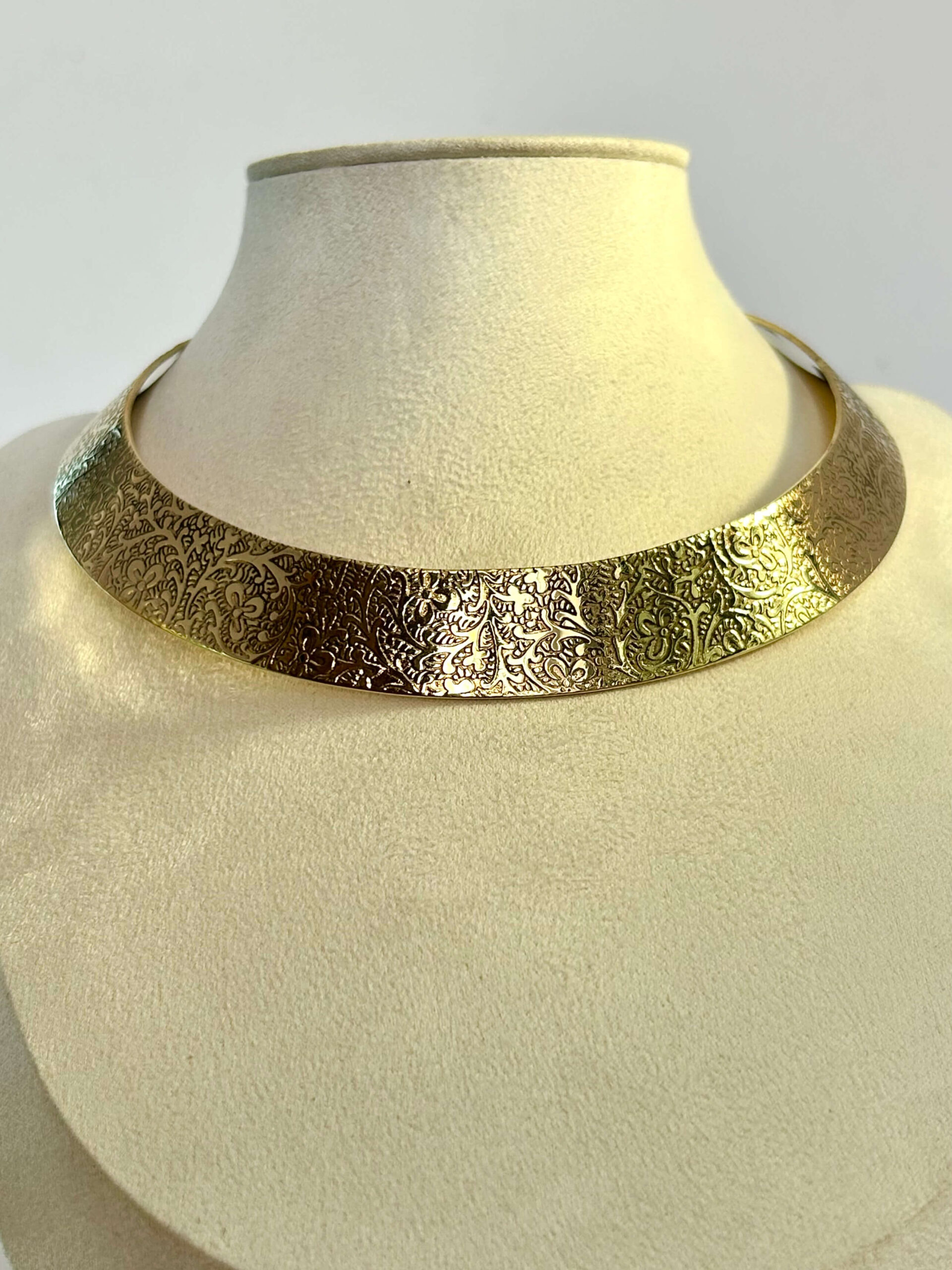 Standout Floral Pattern Collar Brass Choker - Image 2