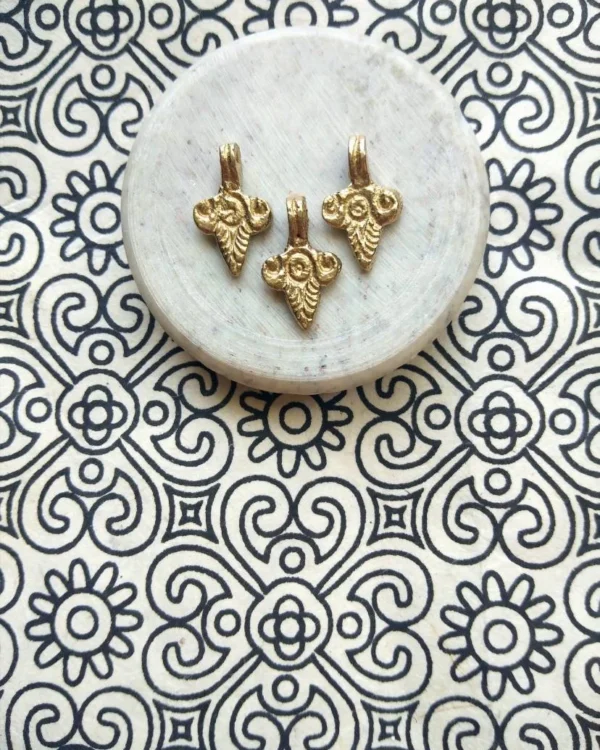 Vintage brass charms – Pack of 10 Pieces