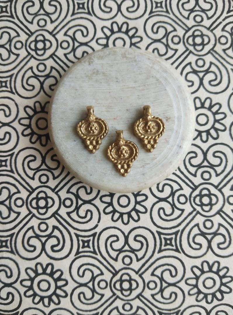 Floral Medallion Charms – Pack of 10 Pieces