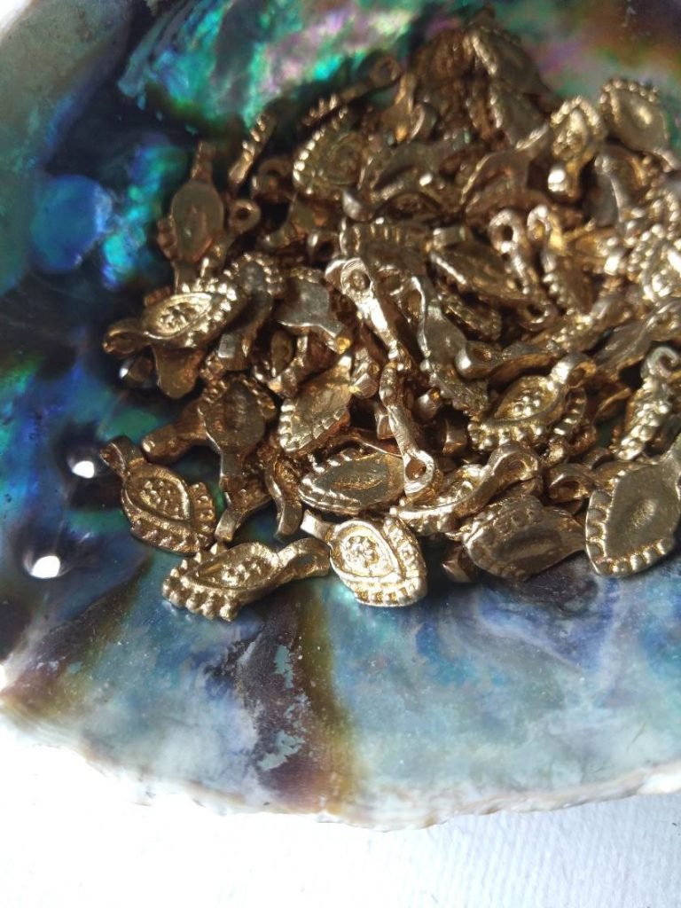 Elongated Leaf Brass Charms – Pack of 10 Pieces - Image 3