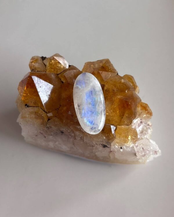 25mm Natural Moonstone Stone - Full flash