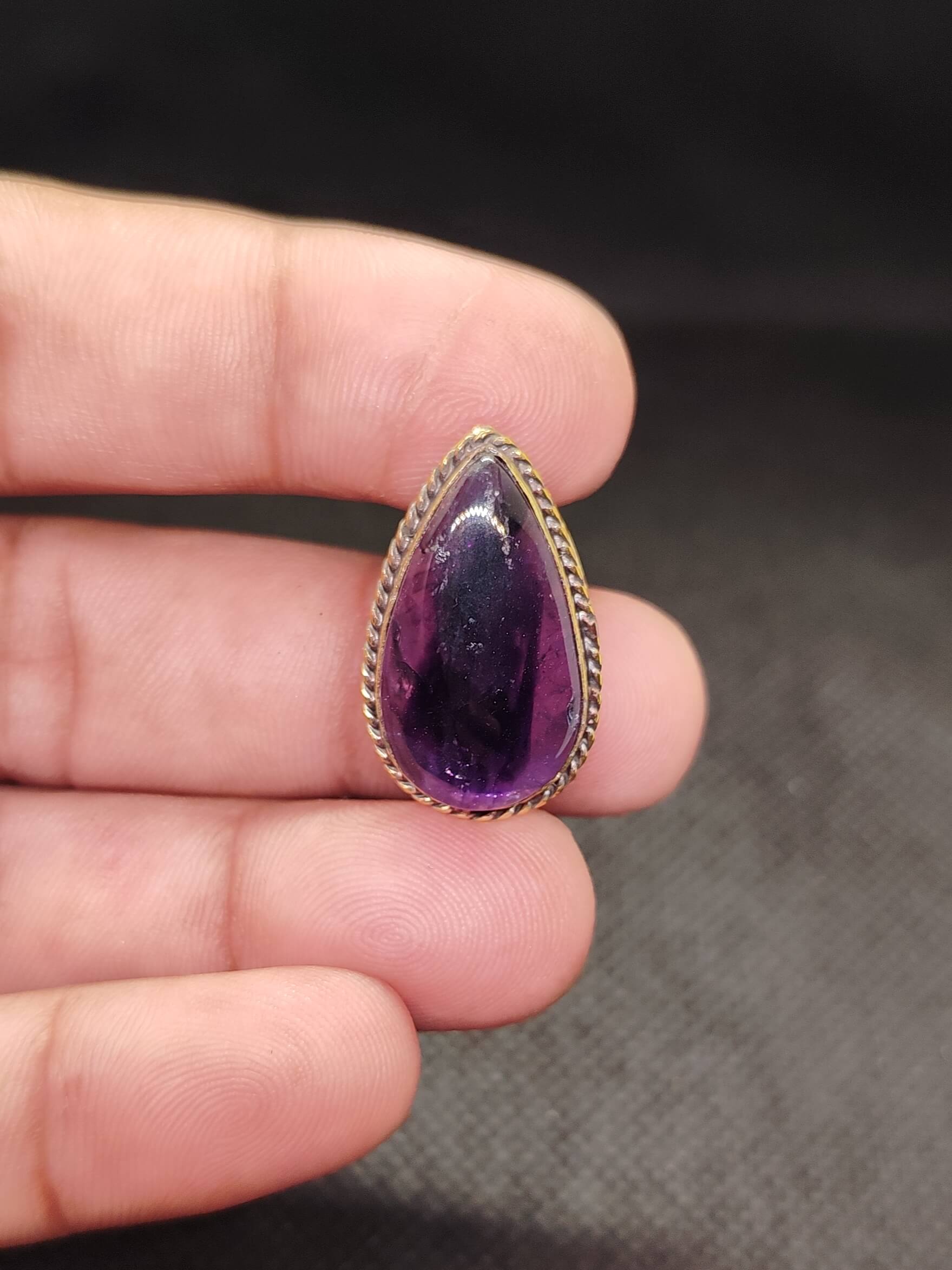 26mm Amethyst Grooved Stone