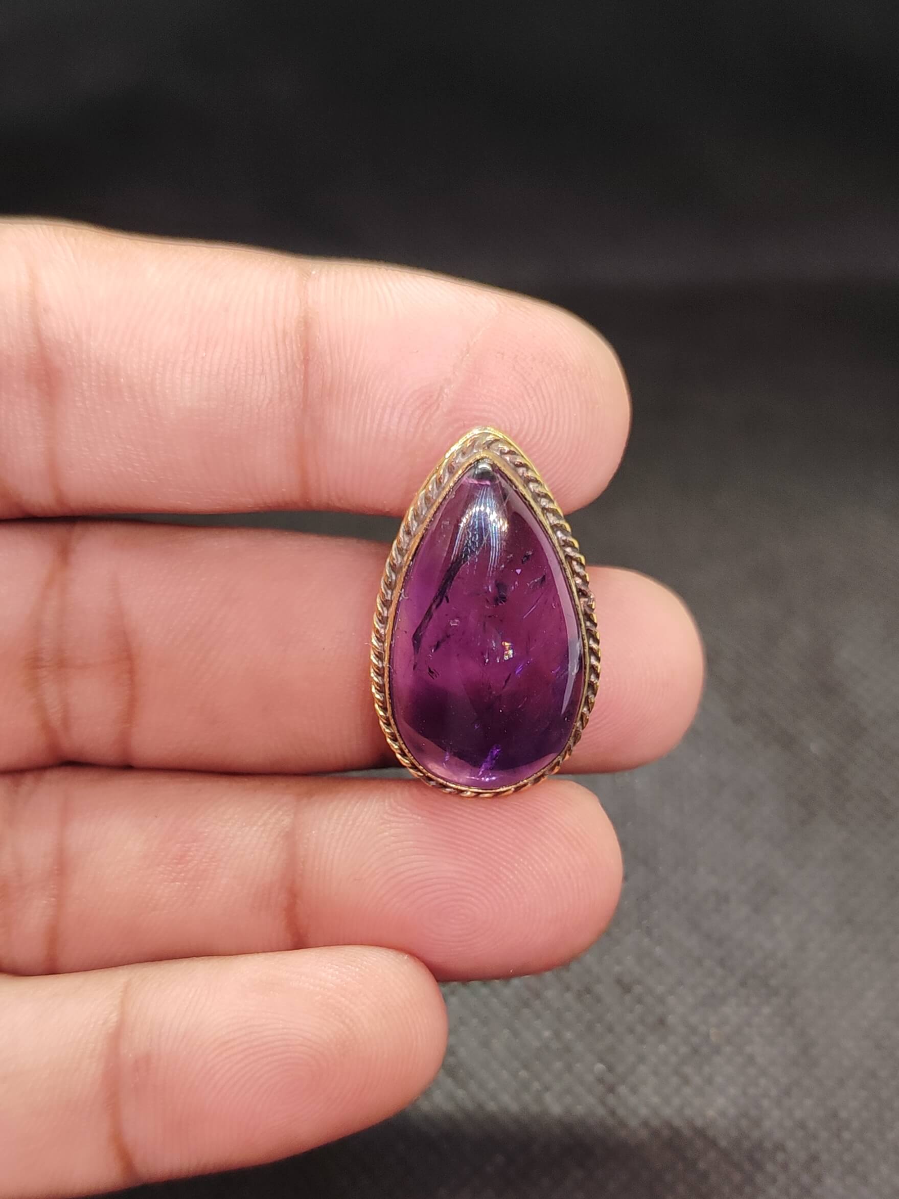 28mm Amethyst Grooved Stone