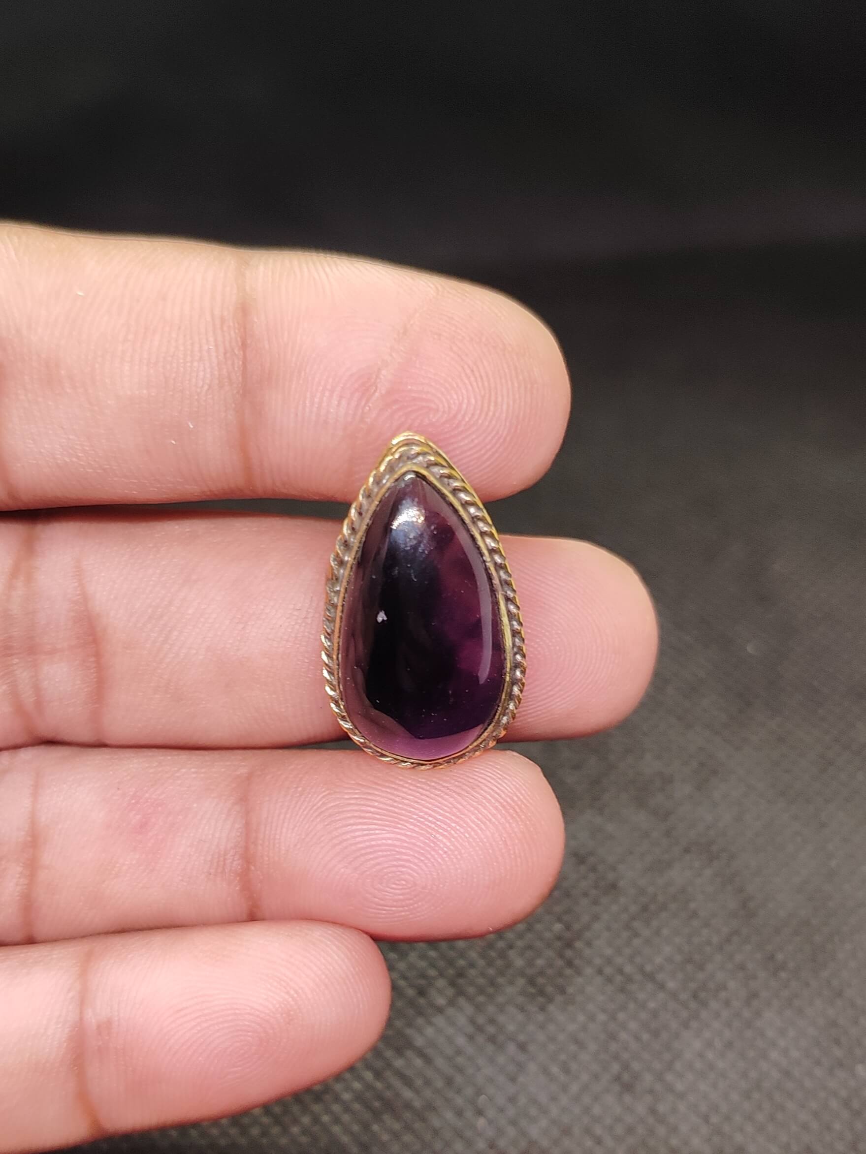 26mm Amethyst Grooved Stone