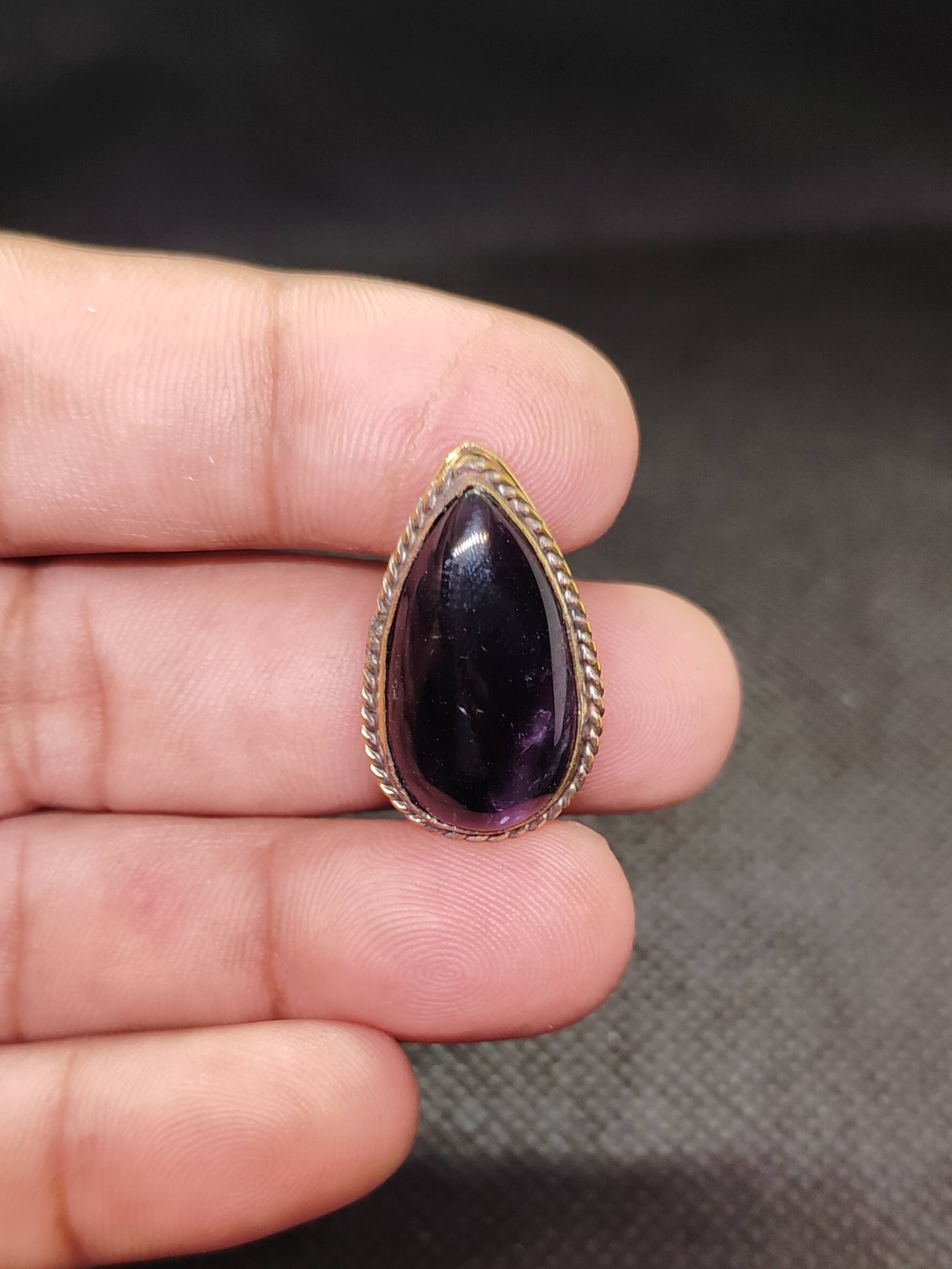 26mm Amethyst Grooved Stone