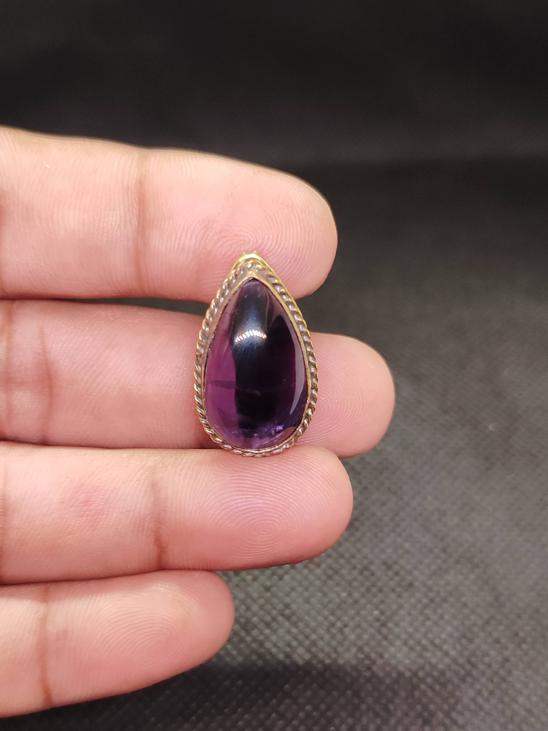 25mm Amethyst Grooved Stone