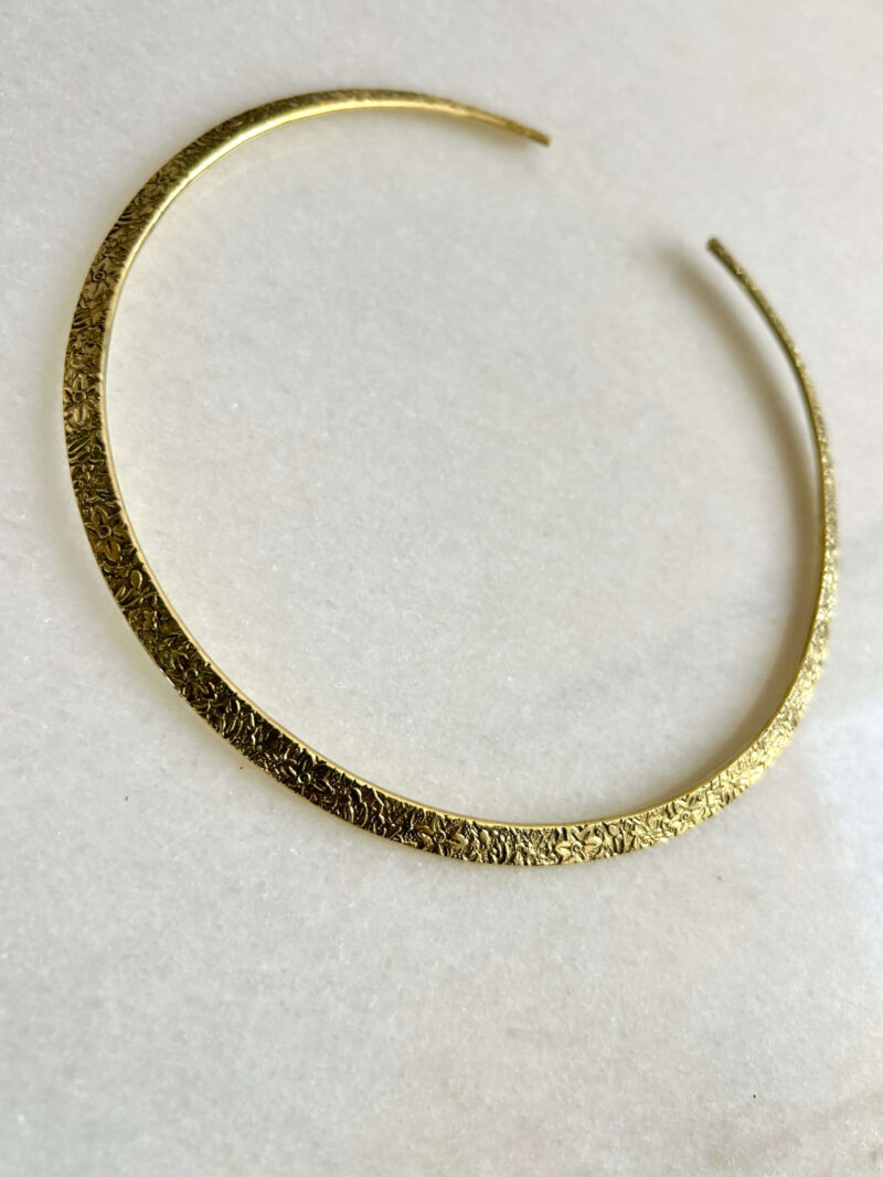 Floral Layer Pattern Brass Choker - Image 3