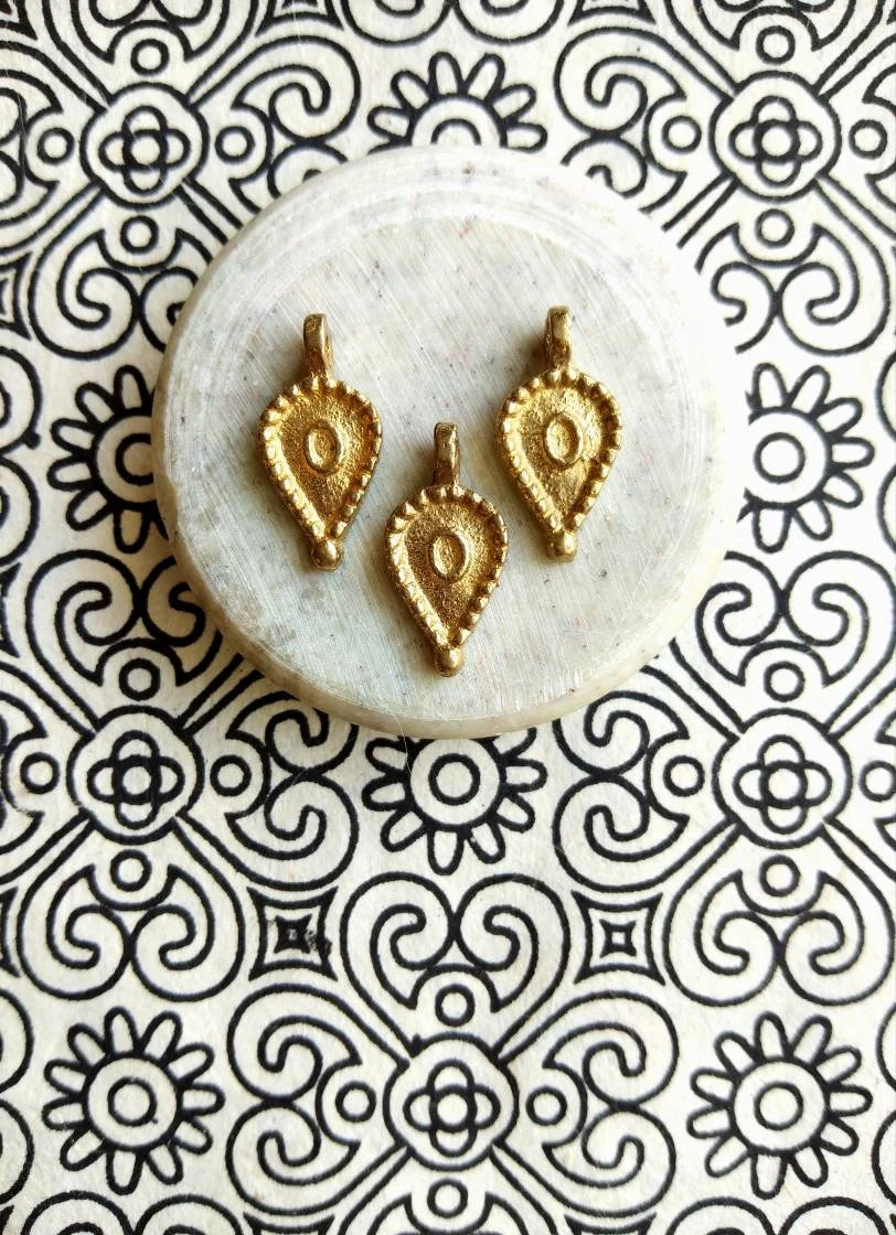 Curvy Teardrop Brass Charms – Pack of 5 Pieces